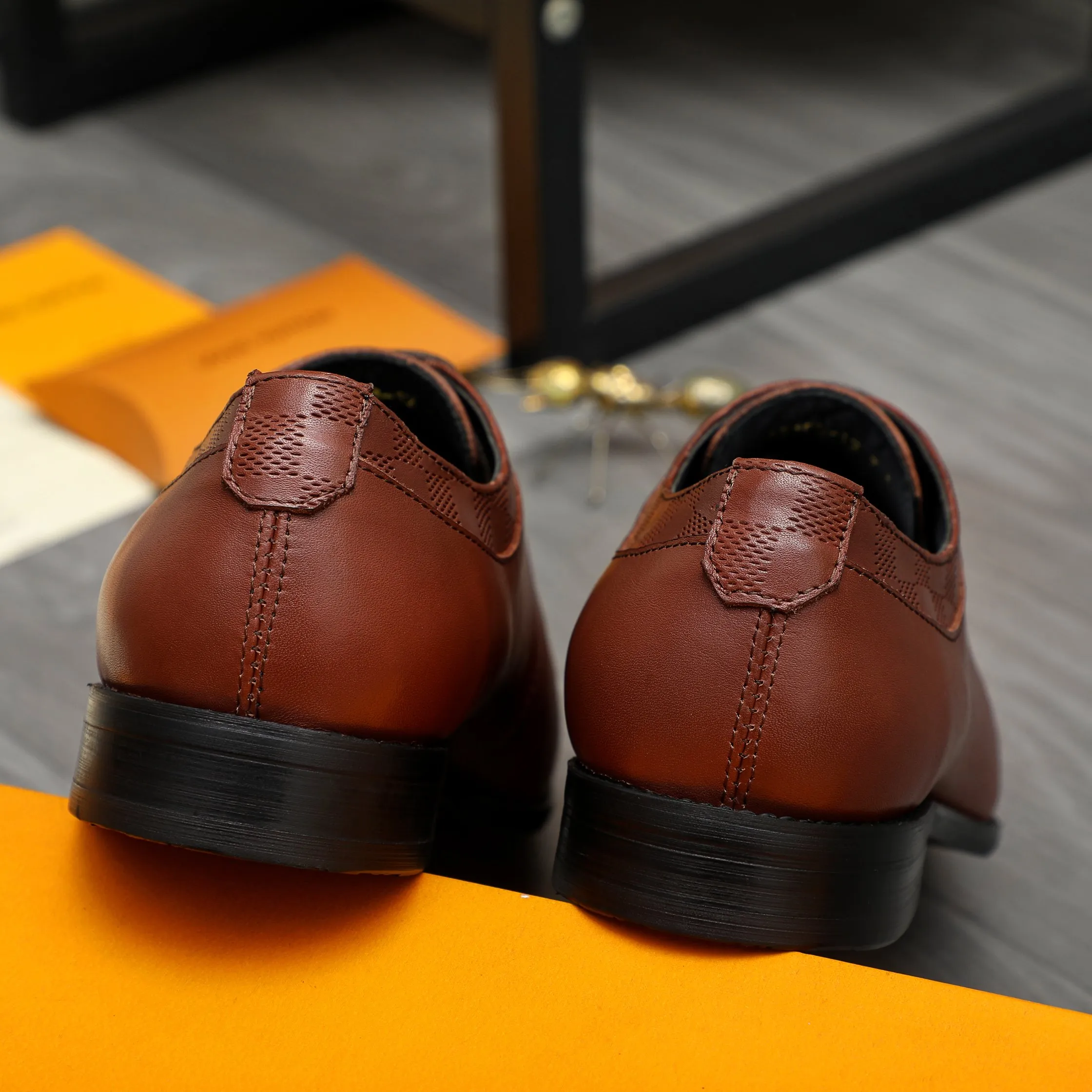 Men's shoes 💰p460 Product trademark: LV (Louis Vuitton) business lace-up leather shoes True size: 39-44 Product materials: Selected high-quality cowhide stitching classic embossed upper, cowhide lining, original rubber outsole